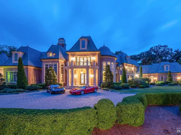 10 Farmstead Rd, Mahwah, NJ 07430