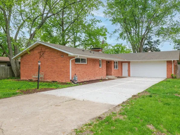 704 E Burkwood Dr, Urbana, IL 61801