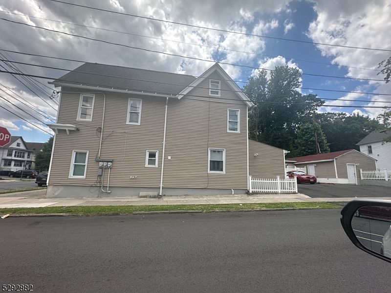 2nd image of 954 W 4Th St