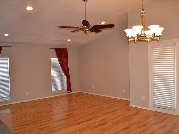 3rd image of 932 Carlsbad Dr