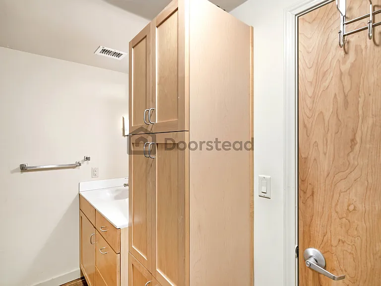 711 W 26th St #303 — Photo 18