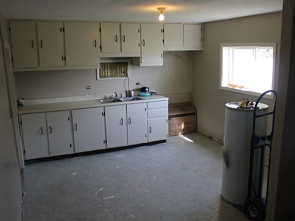 5th image of 222 Holly St
