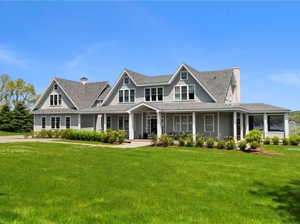 586 Nanaquaket Rd, Tiverton, RI 02878