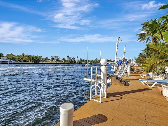 4th image of 305 S Riverside Drive