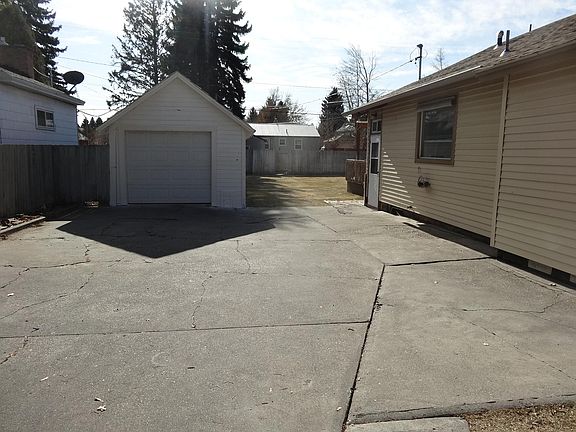 2nd image of 150 E 24th St