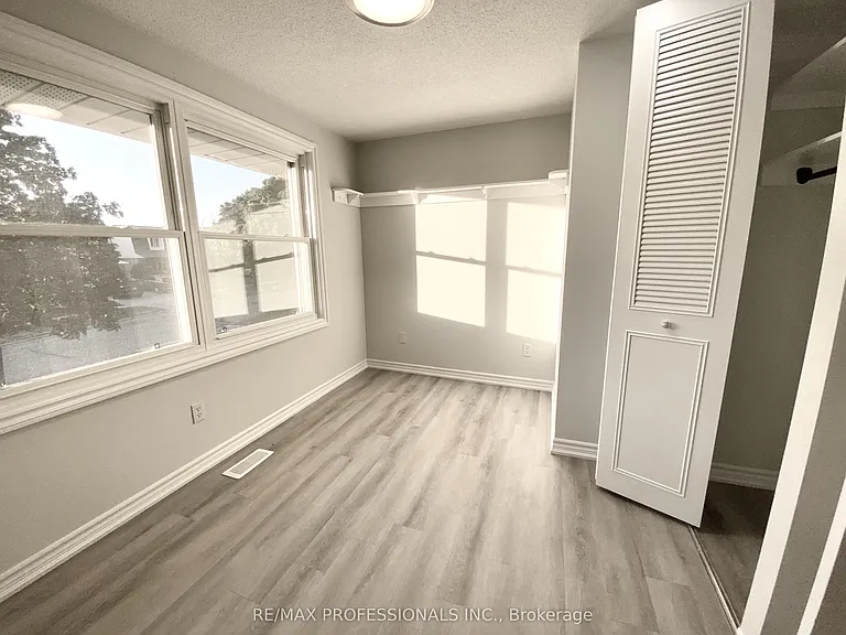 77 Roseneath Cres #UPPER — Photo 17