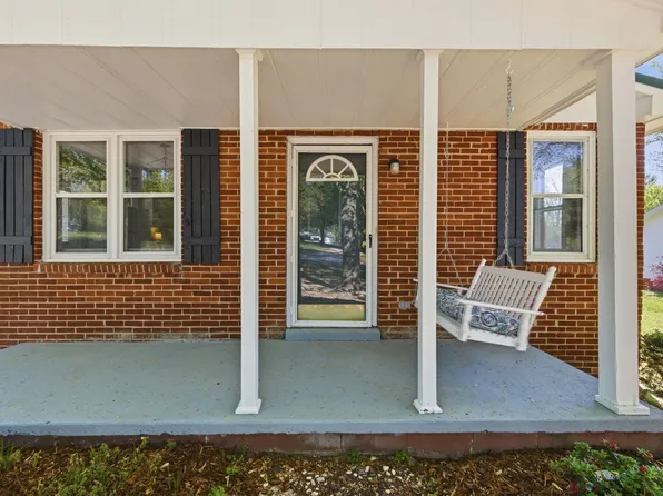 1021 Preston Dr, Burns, TN 37029