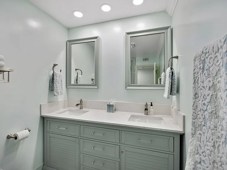 Main bathroom has 2x sinks for the girls