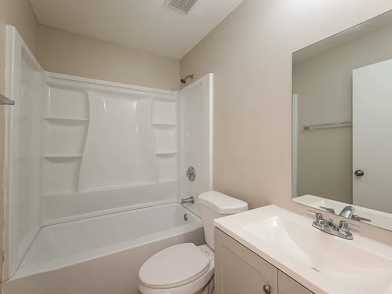 2123 NE 4th Pl — Photo 12