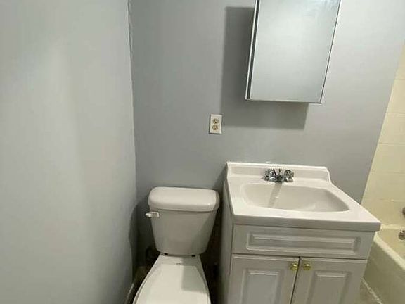 4th image of 164 Waverly St #2L
