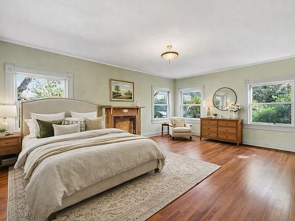 4th image of 2044 W Oak St