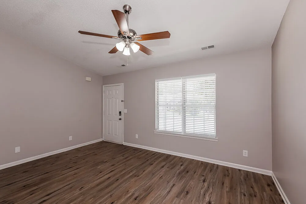 3 bed, 2.0 bath, 1102 sqft, $1,780 — Photo 4