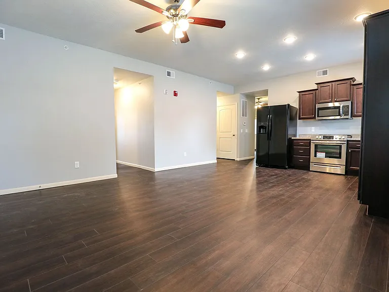 600 E Harrison St — Photo 31