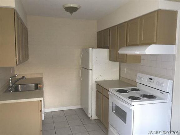 2nd image of 593 Garfield Ave APT 28