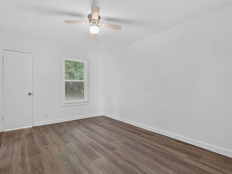 541 NW King St — Photo 16