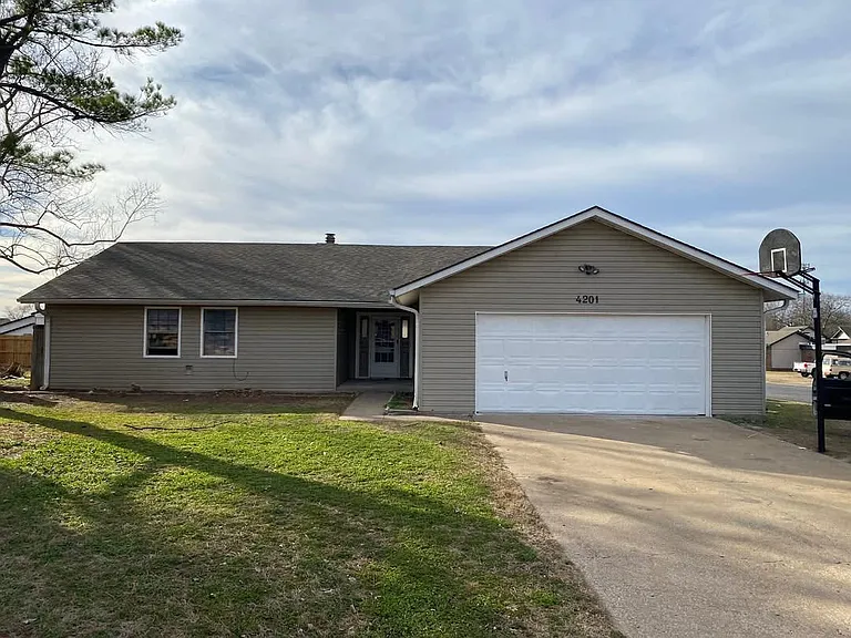 4201 Southport Dr — Photo 1