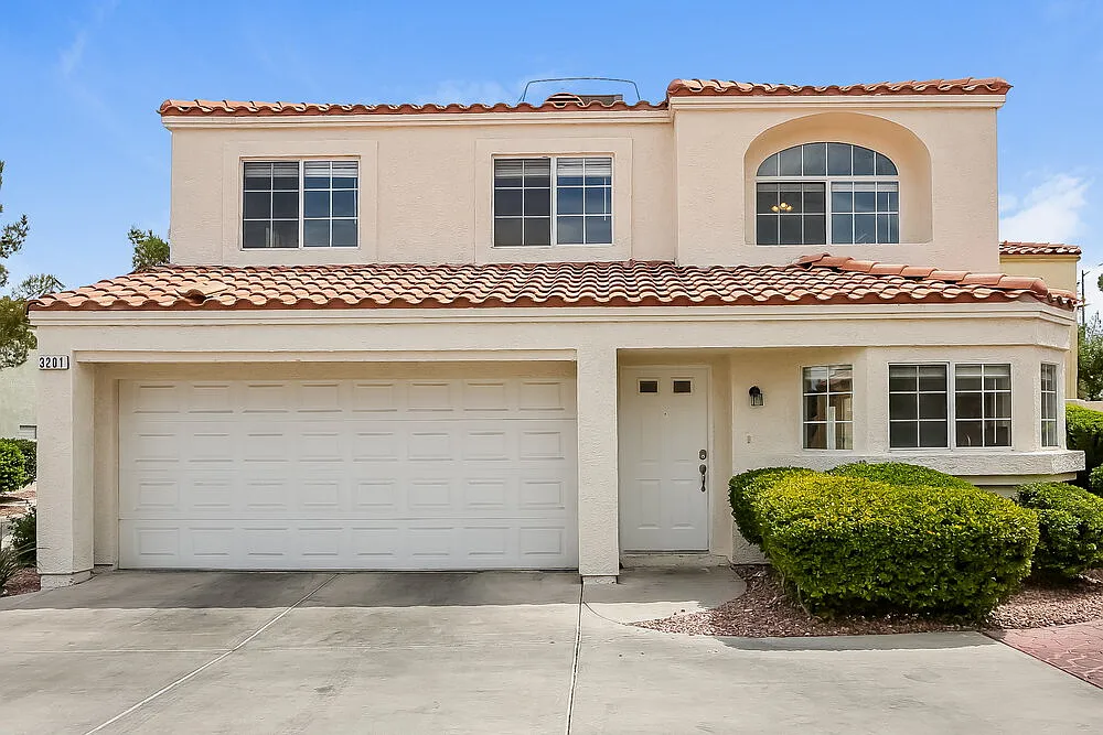 3 bed, 2.5 bath, 1400 sqft, $2,015 — Photo 1