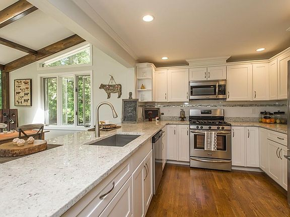 3rd image of 119 Blue Hill Dr
