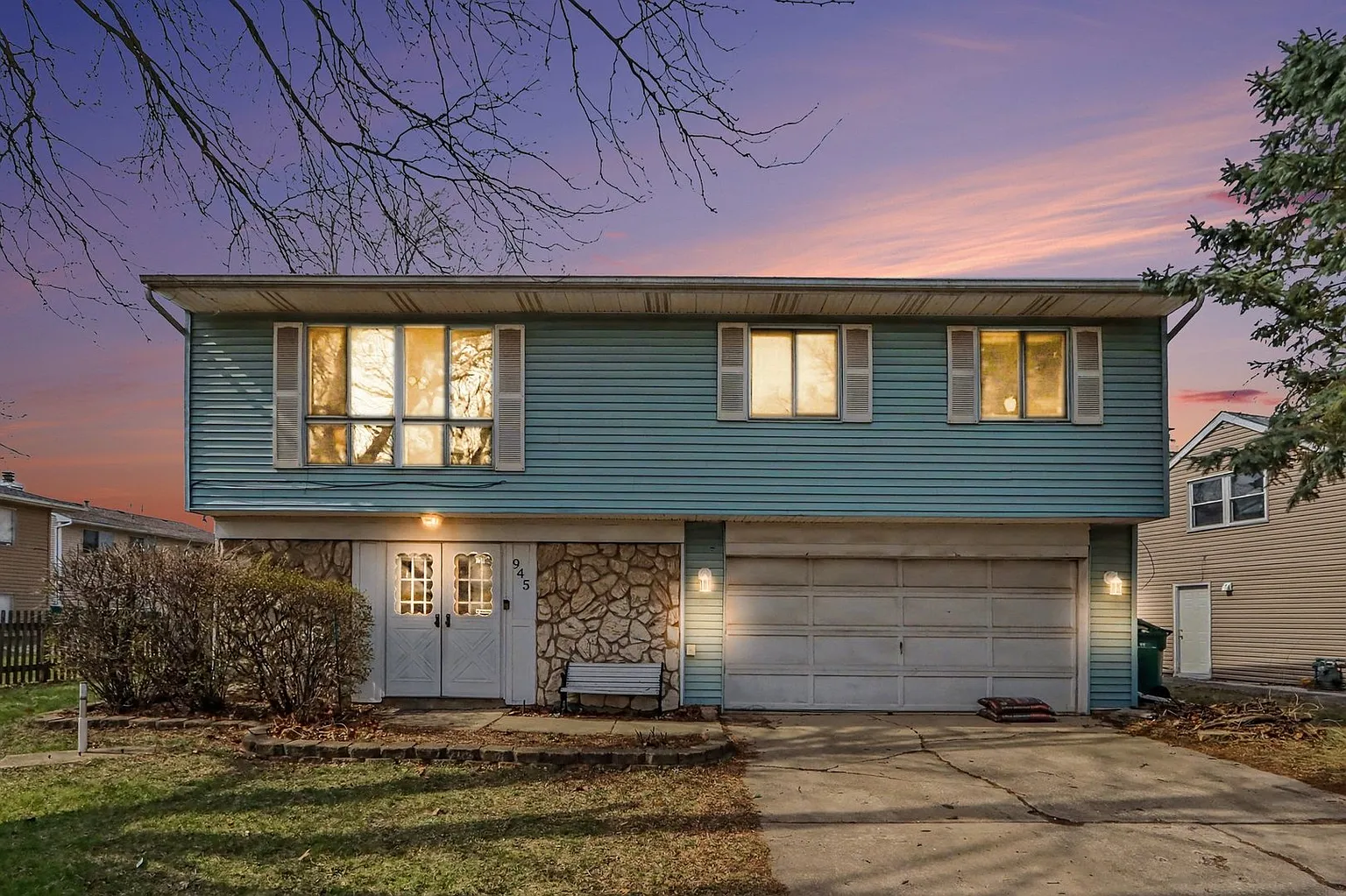 945 Surrey Ct photo 1