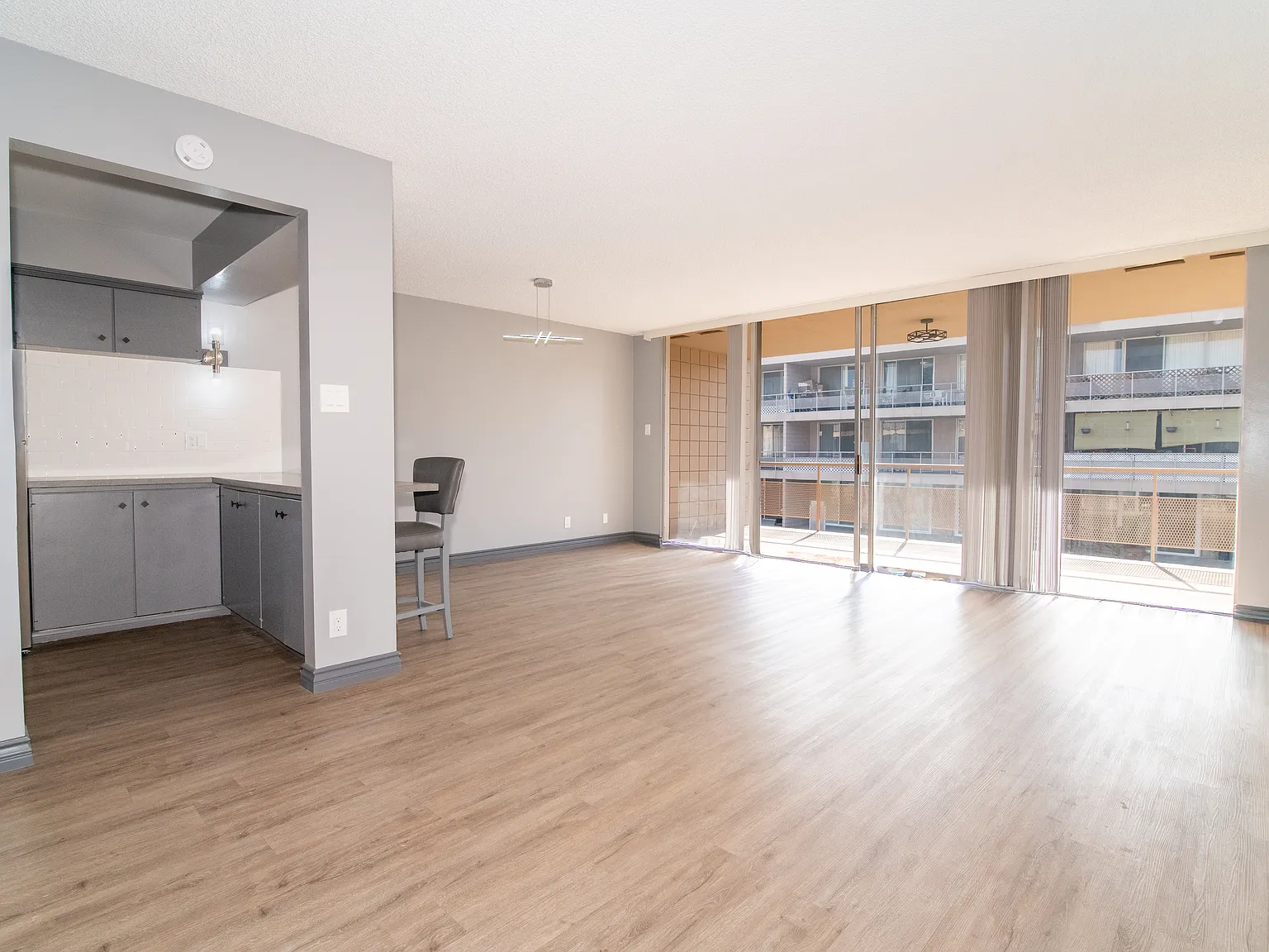 3 bed, 871 sqft, $1,000 — Photo 3
