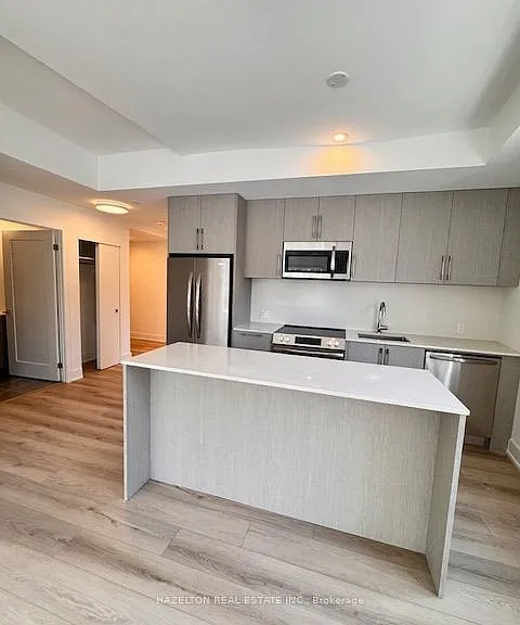 8 Manor Rd W #204 — Photo 2