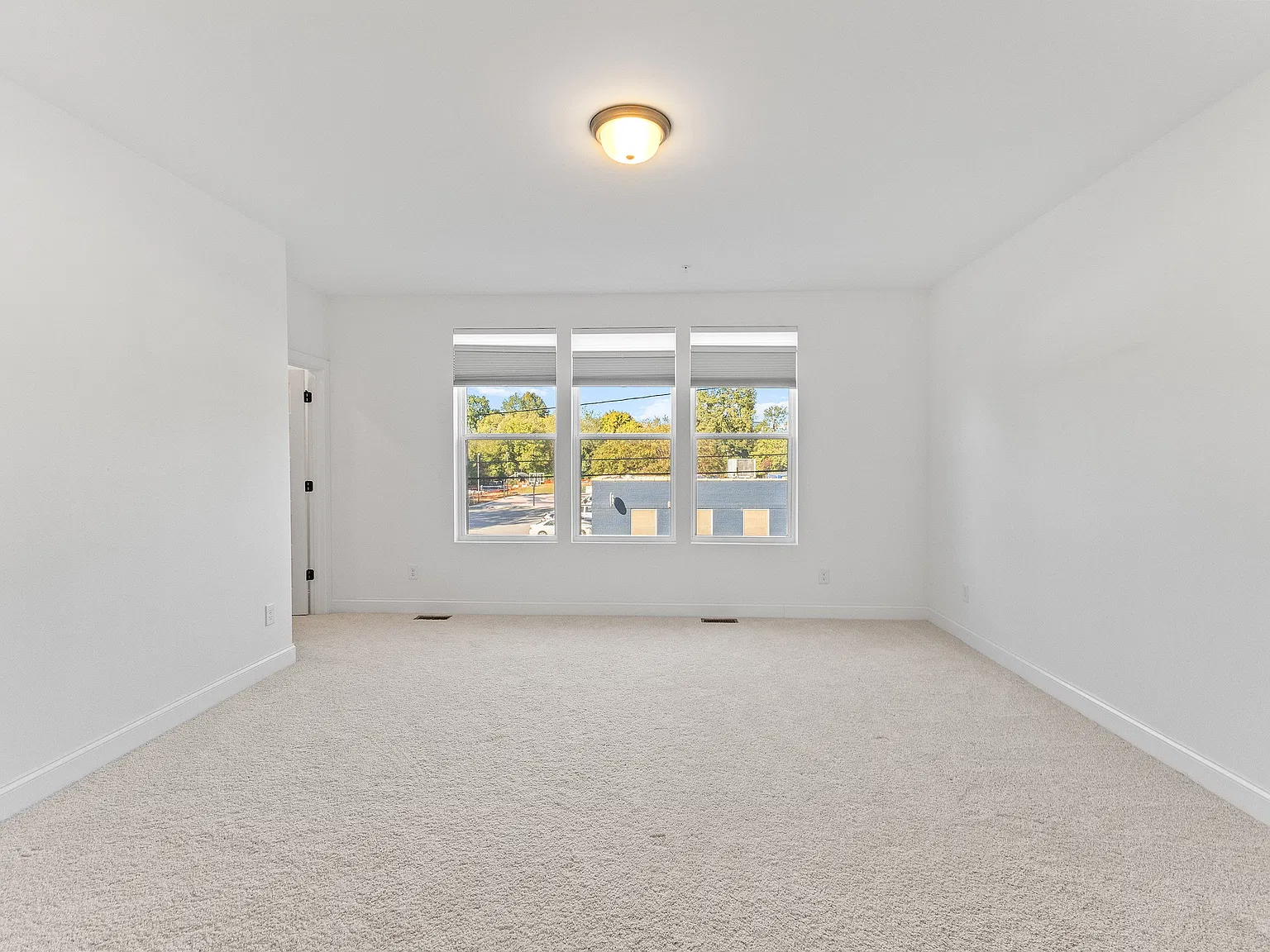 3 bed, 2.5 bath, 1576 sqft, $2,400 — Photo 4