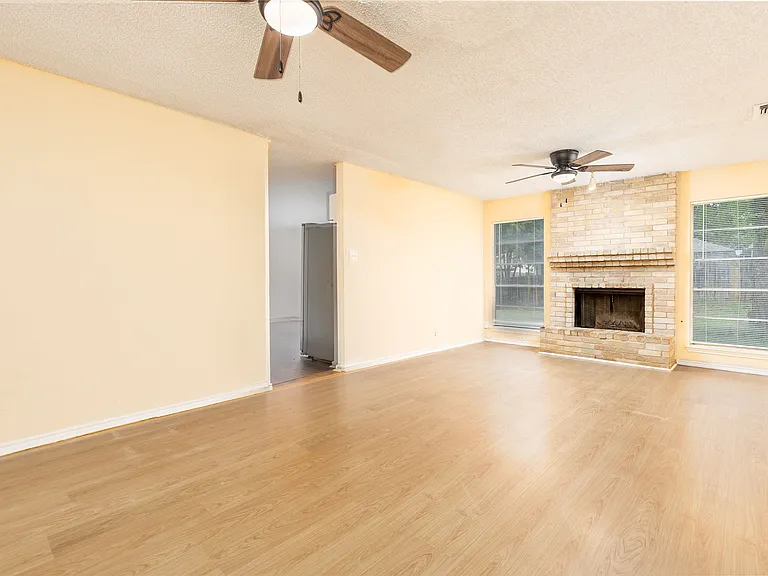 4471 Haymarket St — Photo 11