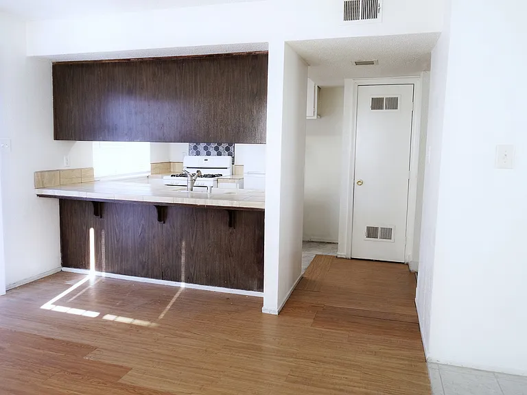 4211 Weymouth Ln — Photo 6