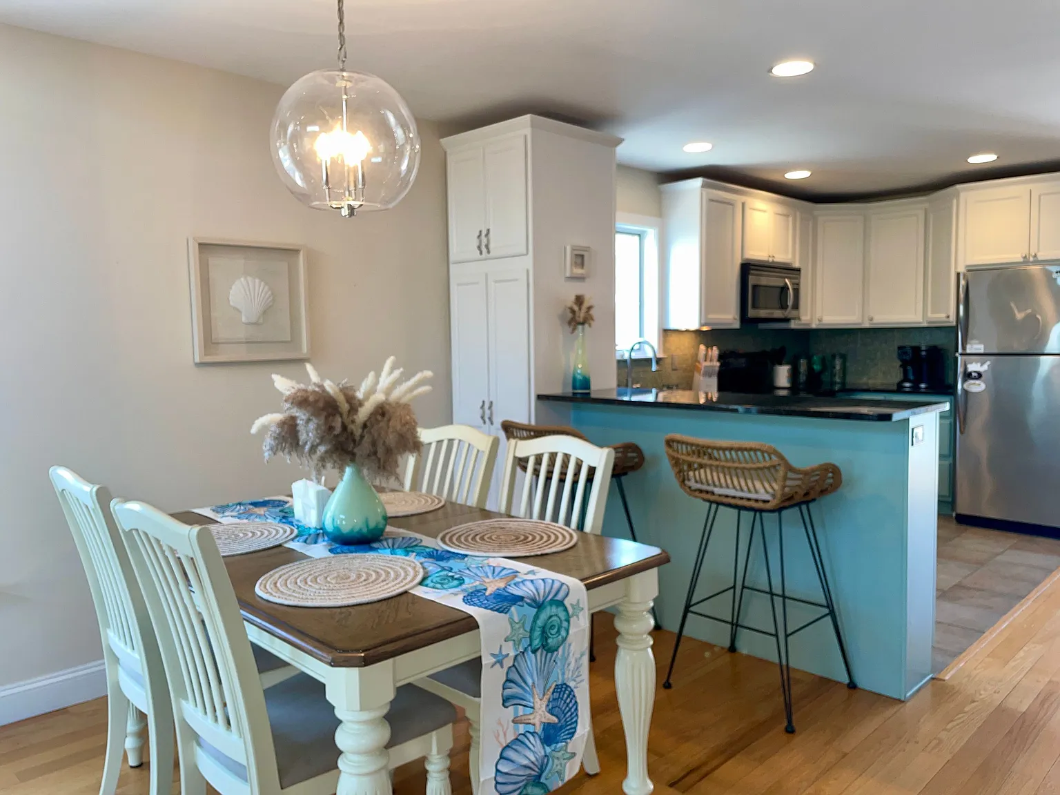 3 bed, 2.0 bath, 1525 sqft — Photo 4