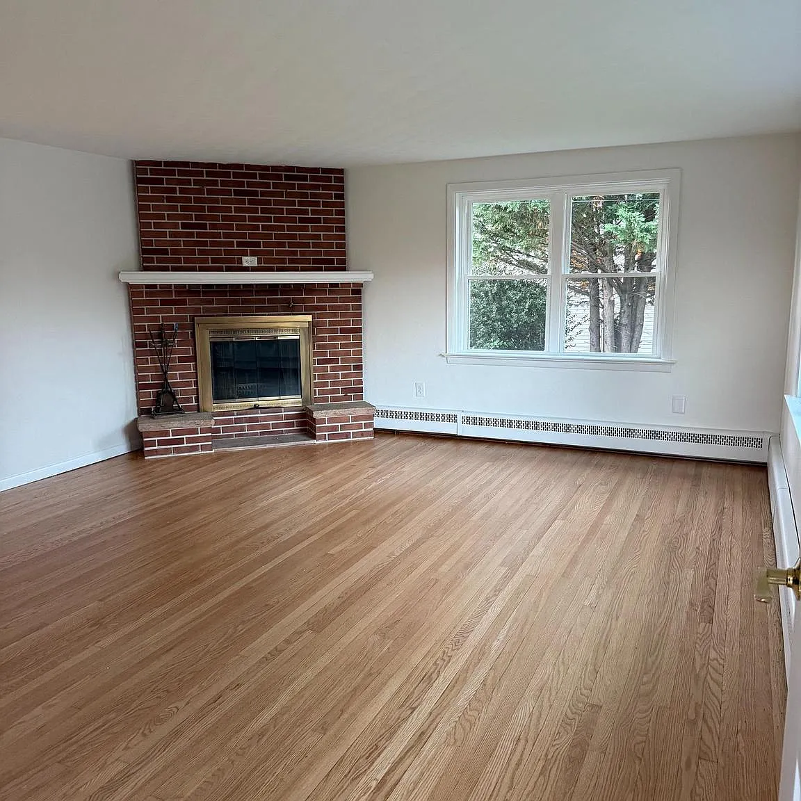 3 bed, 1.0 bath, 1220 sqft, $2,350 — Photo 3