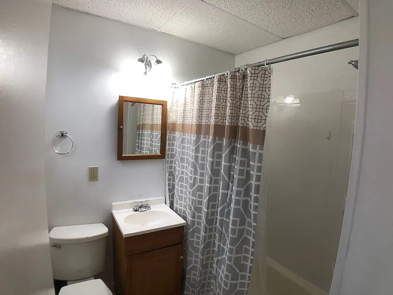 995 E Maiden St — Photo 14
