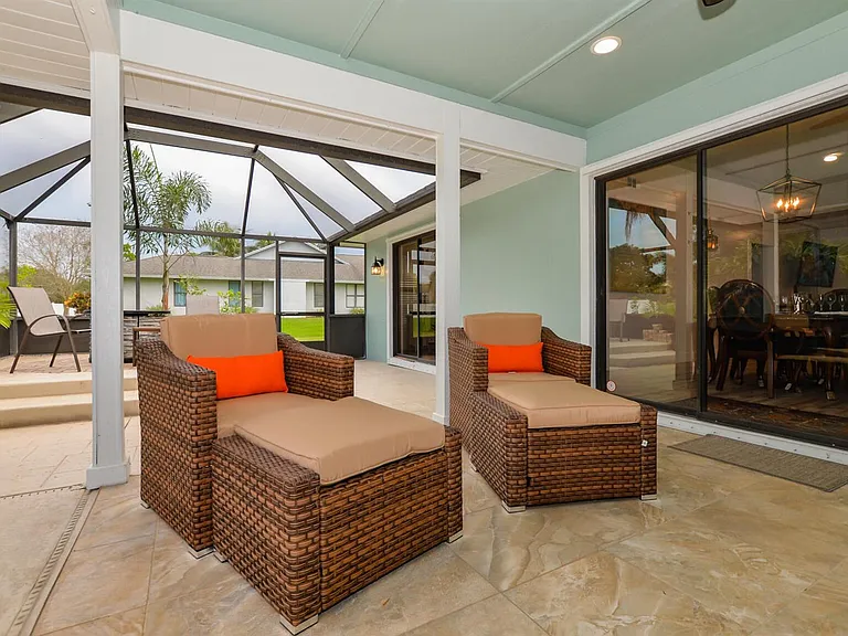 2411 NE Pinecrest Lakes Blvd — Photo 32