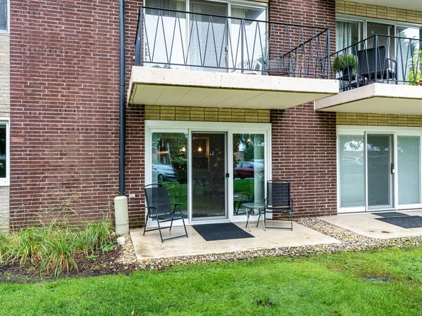 5300 Walnut Ave APT 17A, Downers Grove, IL 60515