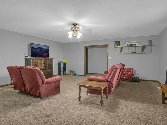 4th image of 605 N Easy St