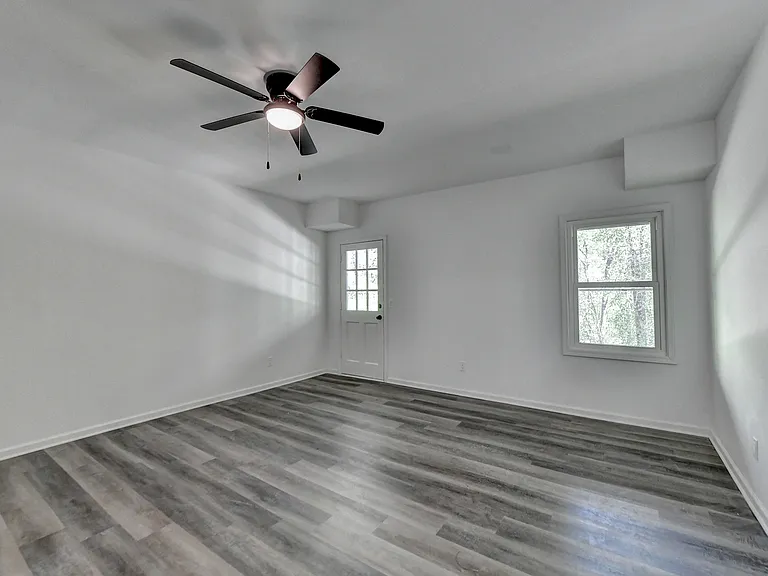 Guest bedroom (with daylight)