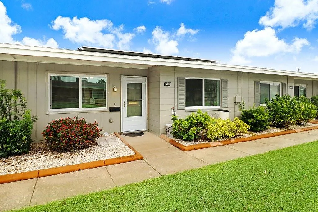 2 bed, 1.0 bath, 927 sqft, $1,800 — Photo 1