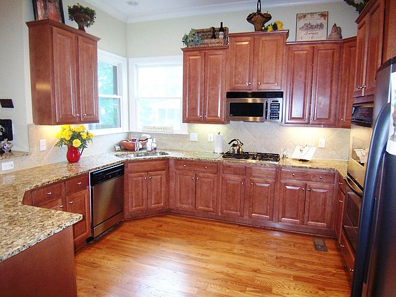Gourmet kitchen with stainless/granite