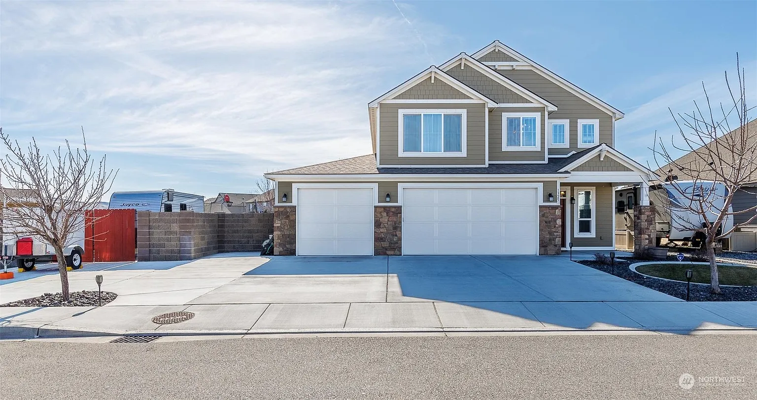 1325 Diamond Loop photo 1