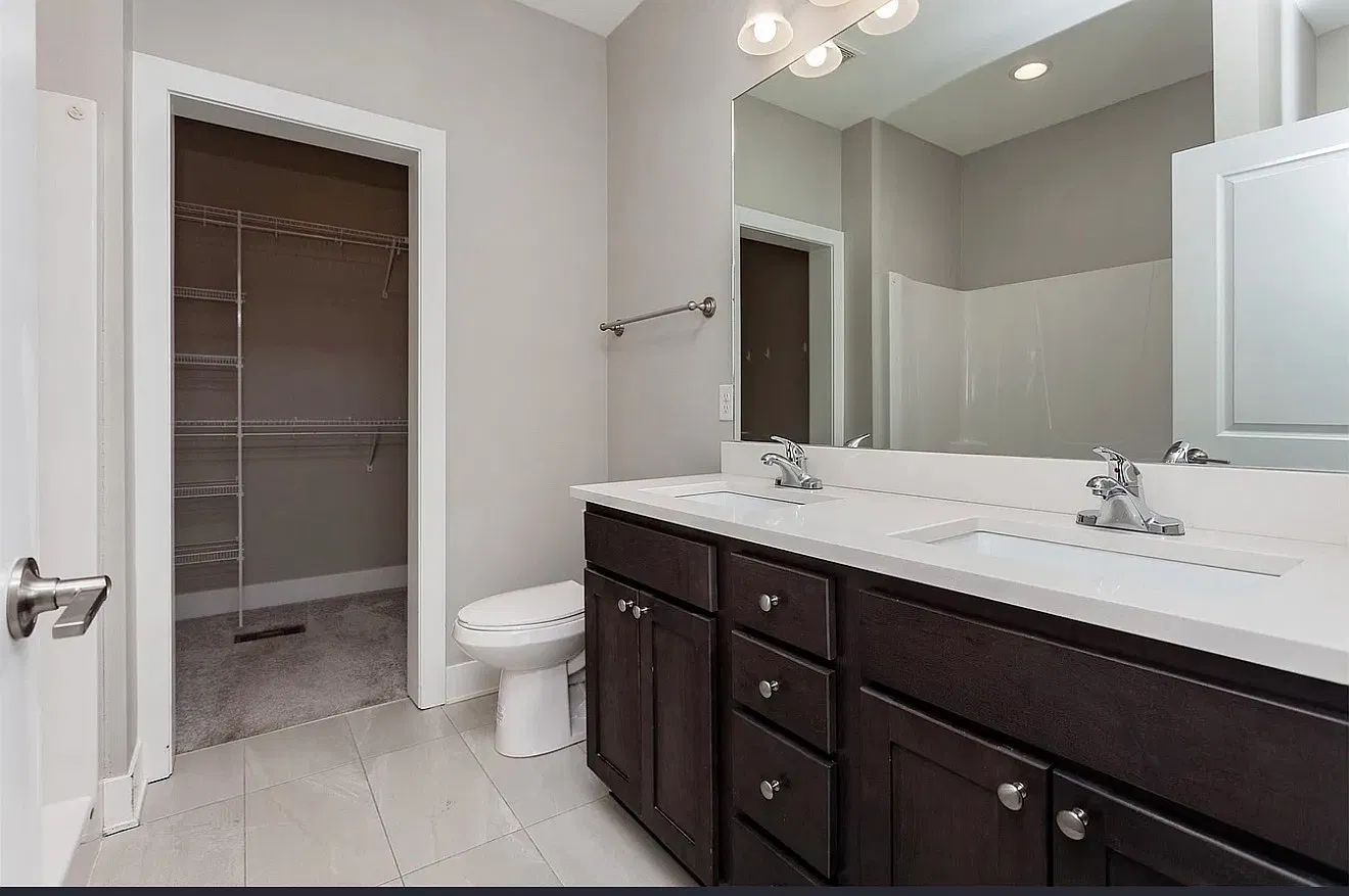 3 bed, 3500 sqft, $2,500 — Photo 2