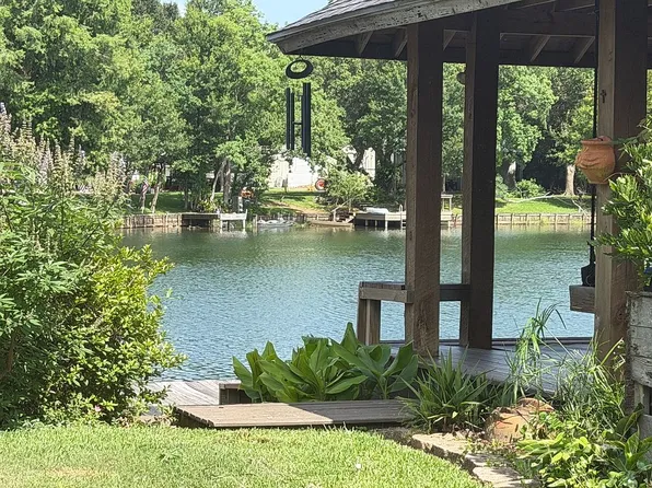 230 E 2nd St, Pt Neches, TX 77651
