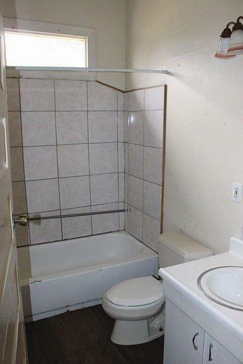 2nd image of 615 25th St