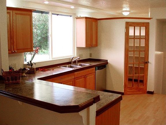 Kitchen w/ granite countertops