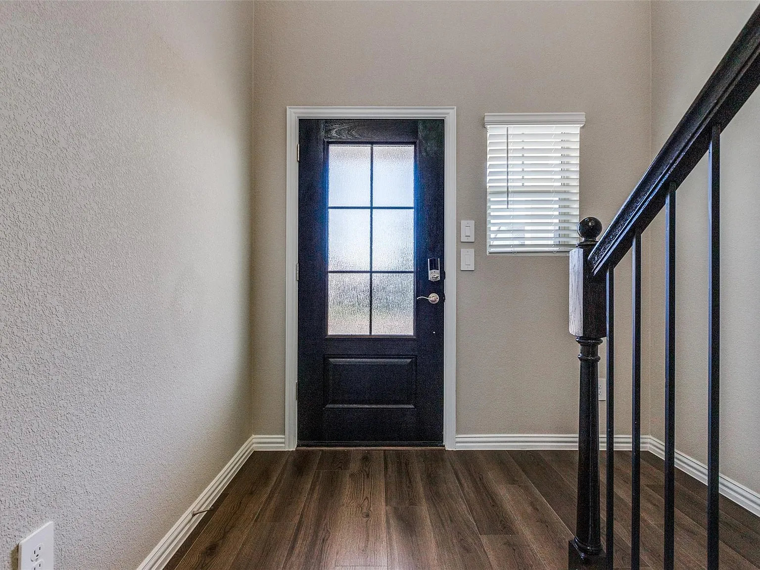 3 bed, 2.5 bath, 1948 sqft, $2,100 — Photo 2