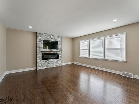 3rd image of 1413 Silver Creek Ln