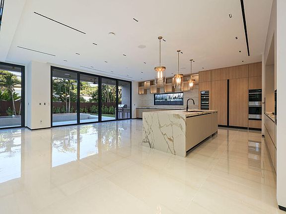 5th image of 728 NE 17th Terrace