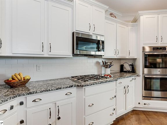 5th image of 18 Kittery Dr