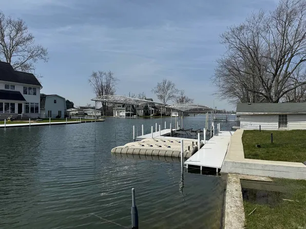 8643 E Smith Dr, Syracuse, IN 46567