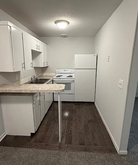 11 N Riley St — Photo 1
