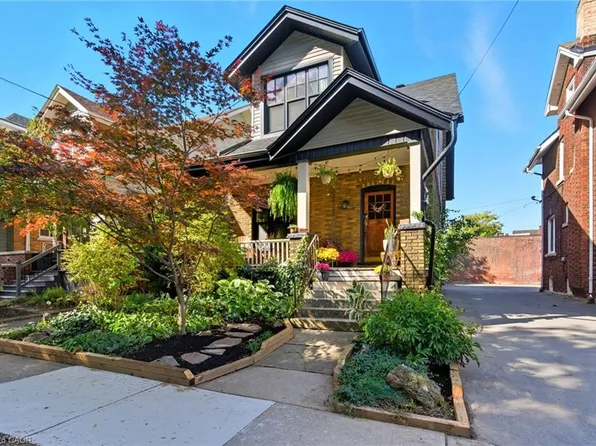 16 Burris St, Hamilton, ON L8M 2J2