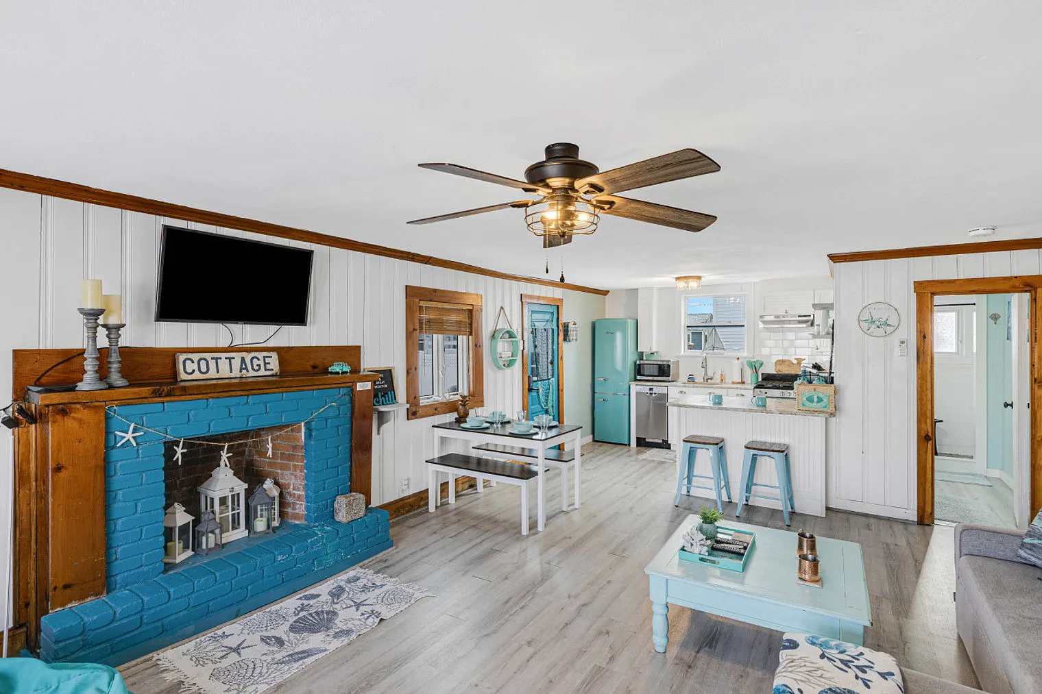 2 bed, 1.0 bath, 742 sqft, $2,467 — Photo 2